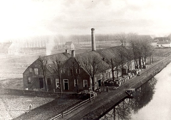 Gist- en spiritusfabriek van Calcar aan het Heveapad met rechts daarvan het Kieldiep. Op de achtergrond links de Kerkstraat met het "diaconiehuis", en het in 1867 gebouwde gemeentelijke tolhuisje.