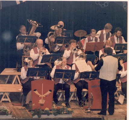 Op de eerste foto het fanfarecorps H.S. omstreeks 1975-1985, tijdens een concert of oefening.