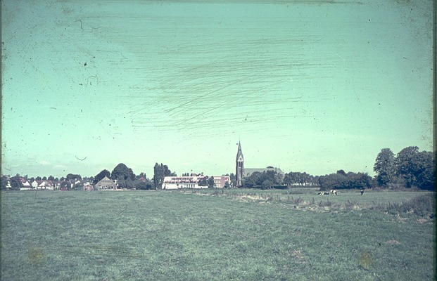 Omstreeks 1970, de horizon van Sappemeer met toren gezien vanaf de Middenstraat.
