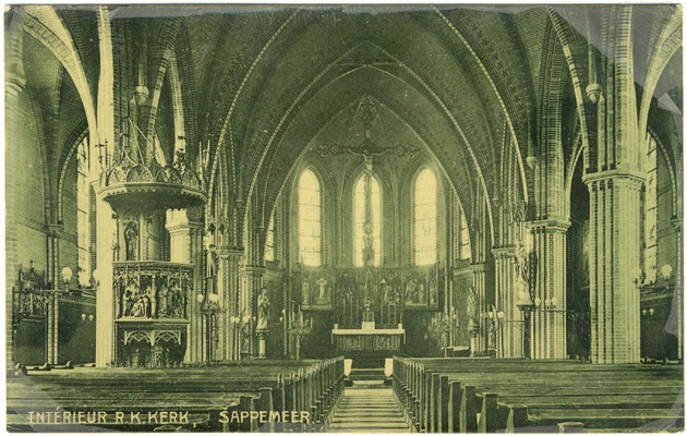  Interieur van de kerk gezien in oostelijke richting met hoofdaltaar en preekstoel.