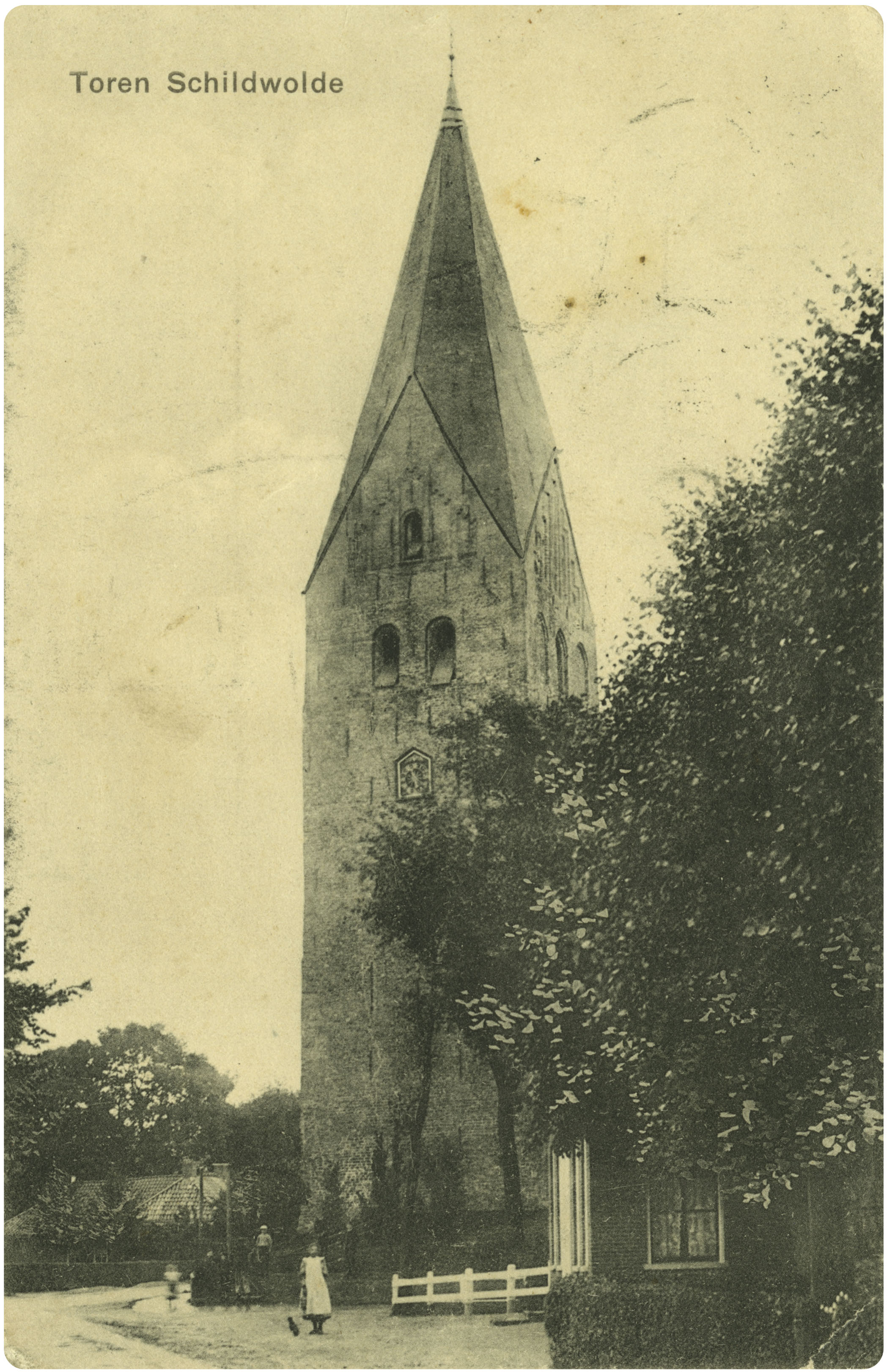 De juffertoren in Schildwolde, met op de voorgrond een meisje en een grote boom.