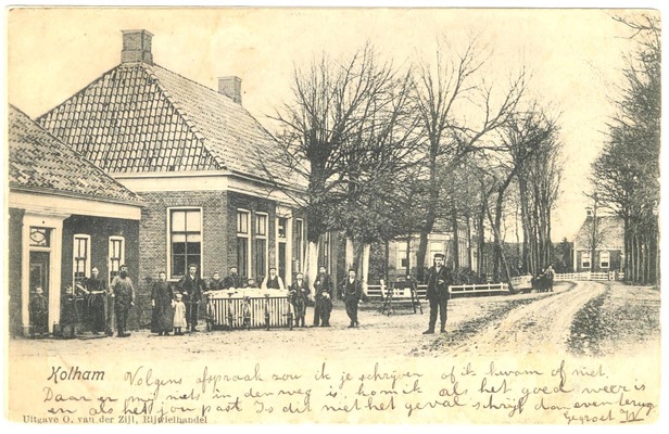 Kolham omstreeks 1900 voor de aanleg van het elektriciteitsnetwerk. Hoofdweg (centrum van het dorp) met v.l.n.r. de woning van smid Jacob Oosterhuis en zijn gezin en vervolgens café De Zeven Wolden.