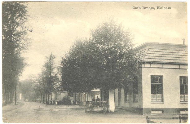 Kolham omstreeks 1900 voor de aanleg van het elektriciteitsnetwerk. Hoofdweg (centrum van het dorp) met v.l.n.r. de woning van smid Jacob Oosterhuis en zijn gezin en vervolgens café De Zeven Wolden.