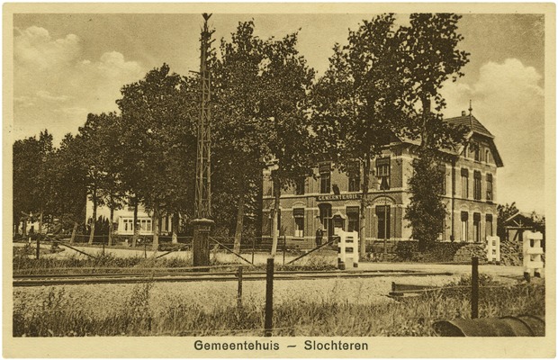 Het gemeentehuis van Slochteren met op de voorgrond het Woldjerspoor.