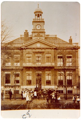 De RHBS met een groep mensen ervoor omstreeks 1900.