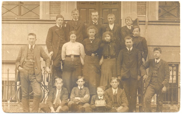 Een groep leerlingen van de RHBS omstreeks 1900.