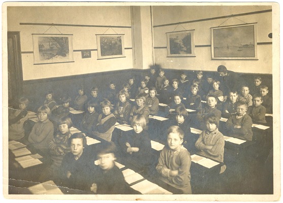 Een foto uit 1930 van een klaslokaal met leerlingen in bankjes in de Westerschool.