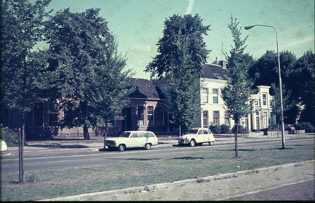 Westerschool met het oude postkantoor en de voormalige onderwijzerswoning aan de Noorderstraat.