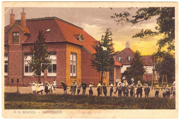 De St. Antoniusschool aan de Middenstraat in Sappemeer begin jaren '20 van de twintigste eeuw.