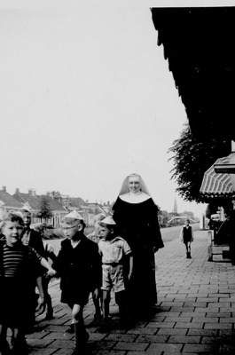 Leerlingen van de Sint Antoniusschool onder leiding van een non.