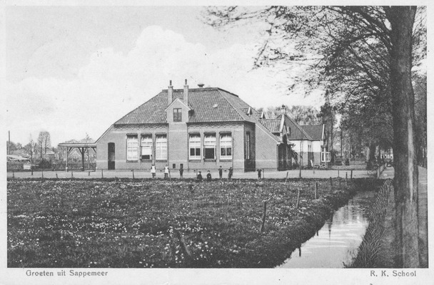 De St. Antoniusschool aan de Middenstraat in Sappemeer begin jaren '20 van de twintigste eeuw.