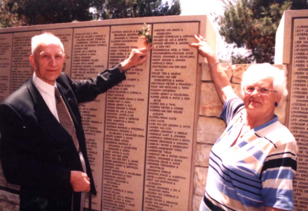 Pieter Kroeze en zijn vrouw in Israël bij de plaquette.