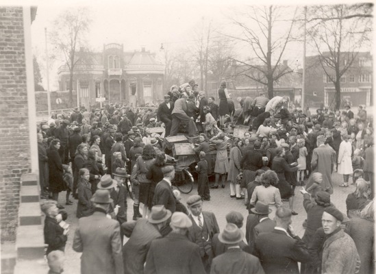 Samengestroomde menigte voor de opgeblazen Hoogezandsterbrug tijdens de bevrijding.