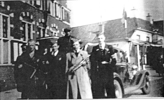 De Binnenlandse Strijdkrachten (BS) tijdens/rond de bevrijding bij het gemeentehuis aan de Kerkstraat in Muntendam.