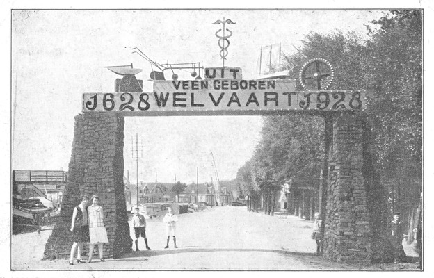 Een erepoort opgebouwd uit turfblokken met daarop de tekst 'Uit veen geboren welvaart 1628-1928', ter ere van het 300-jarig bestaan van Hoogezand.