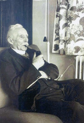 Portret van Kornelis ter Laan met pijp in zijn mond.