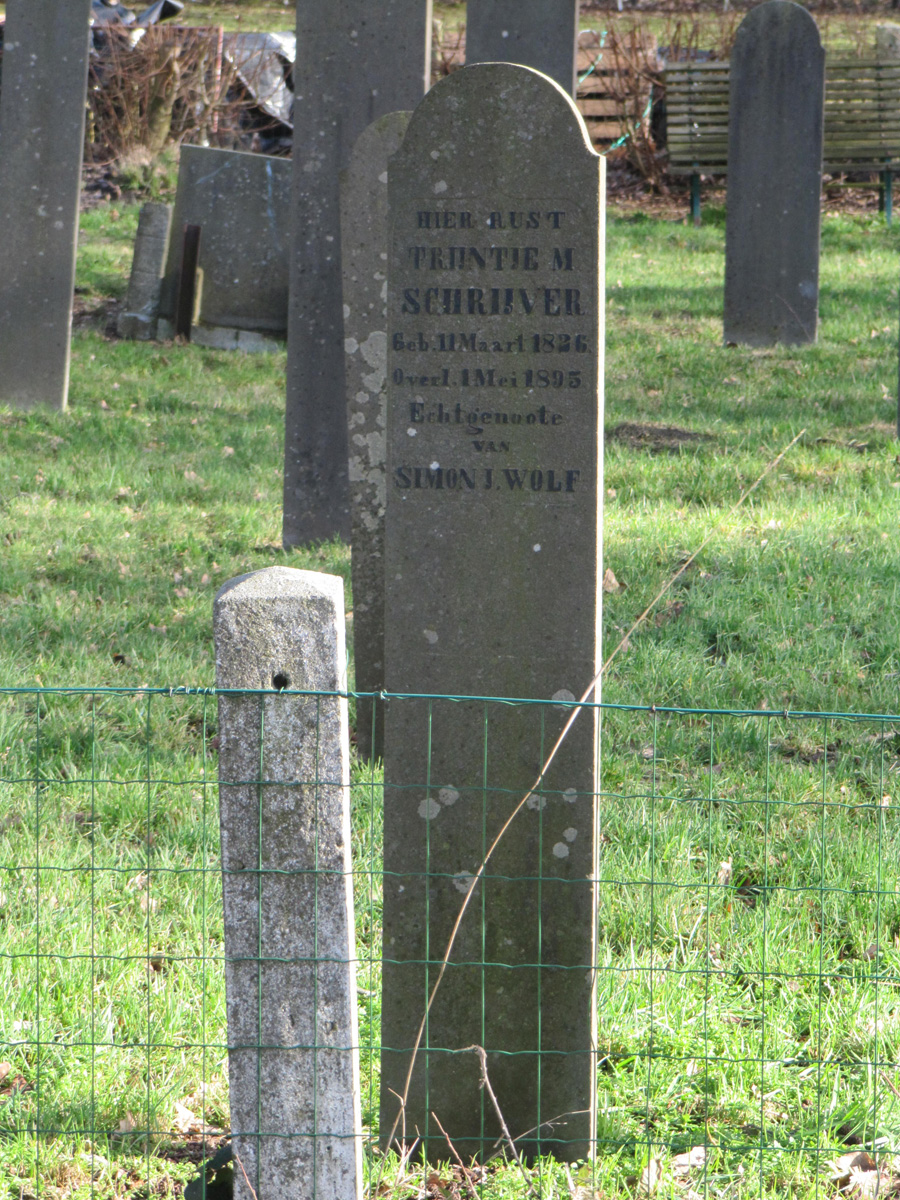 de steen van Trijntje Schrijver, de vrouw van Simon Wolf, die het eerste stuk grond kocht waarop onder andere de synagoge gebouwd werd.