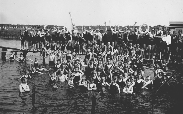groep zwemmers in het bad in het Foxholstermeer.