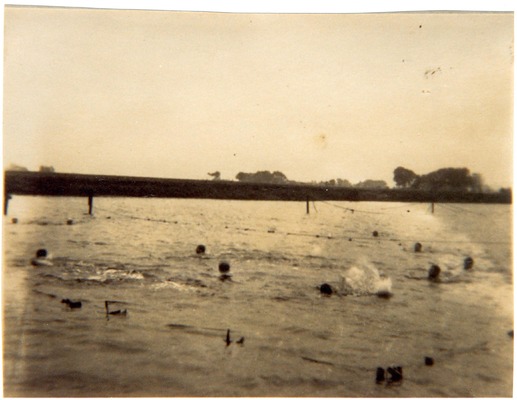 Zwemmers in Nero omstreeks 1940.