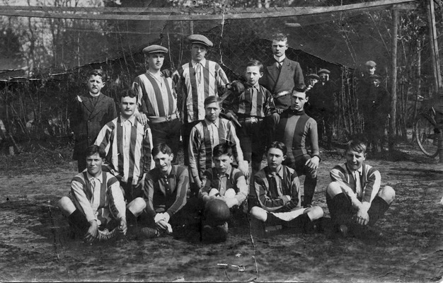 Groepsfoto van het tweede team van HSC, jongens in verticaal gestreepte shirts.
