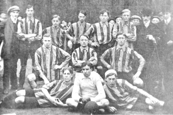 Foto van het team Hermes 1 uit 1910. De spelers in verticaal gestreept tenue, de keeper in vermoedelijk wit shirt in het midden.