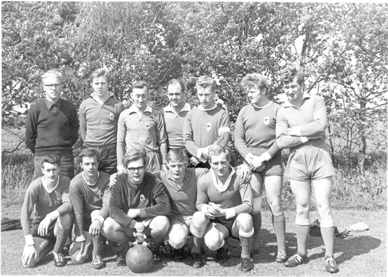 Een groepsfoto van een mannenteam van de Voetbalvereniging Kiel-Windeweer.
