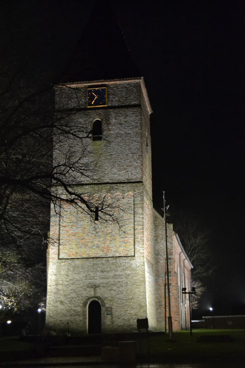 De hervormde kerk van Siddeburen in het donker. Op de voorgrond de verlichte toren.