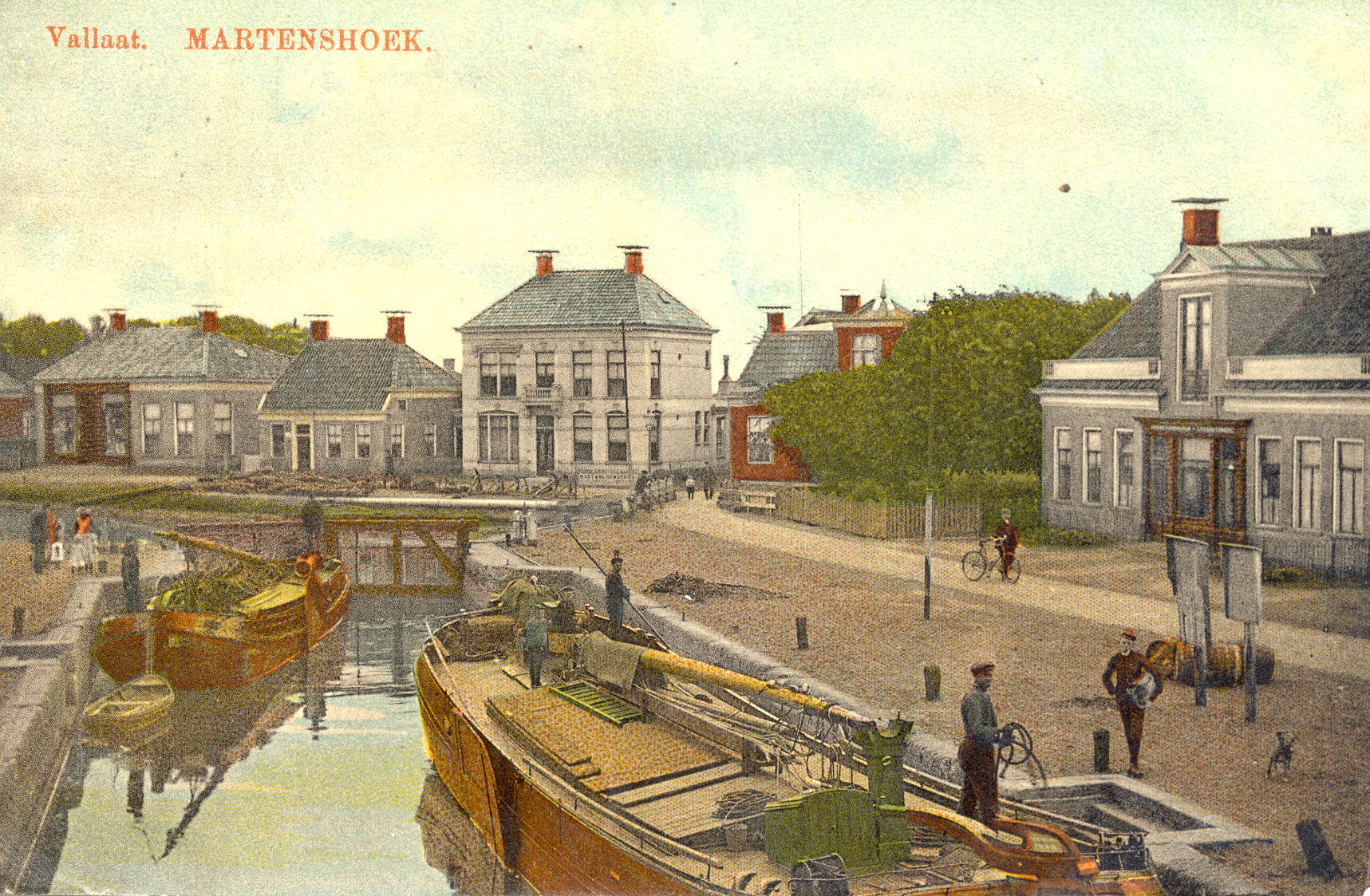 gezicht op de Brugstraat (nu Meint Veningastraat) omstreeks 1900, op de voorgrond de Sluiskade.
