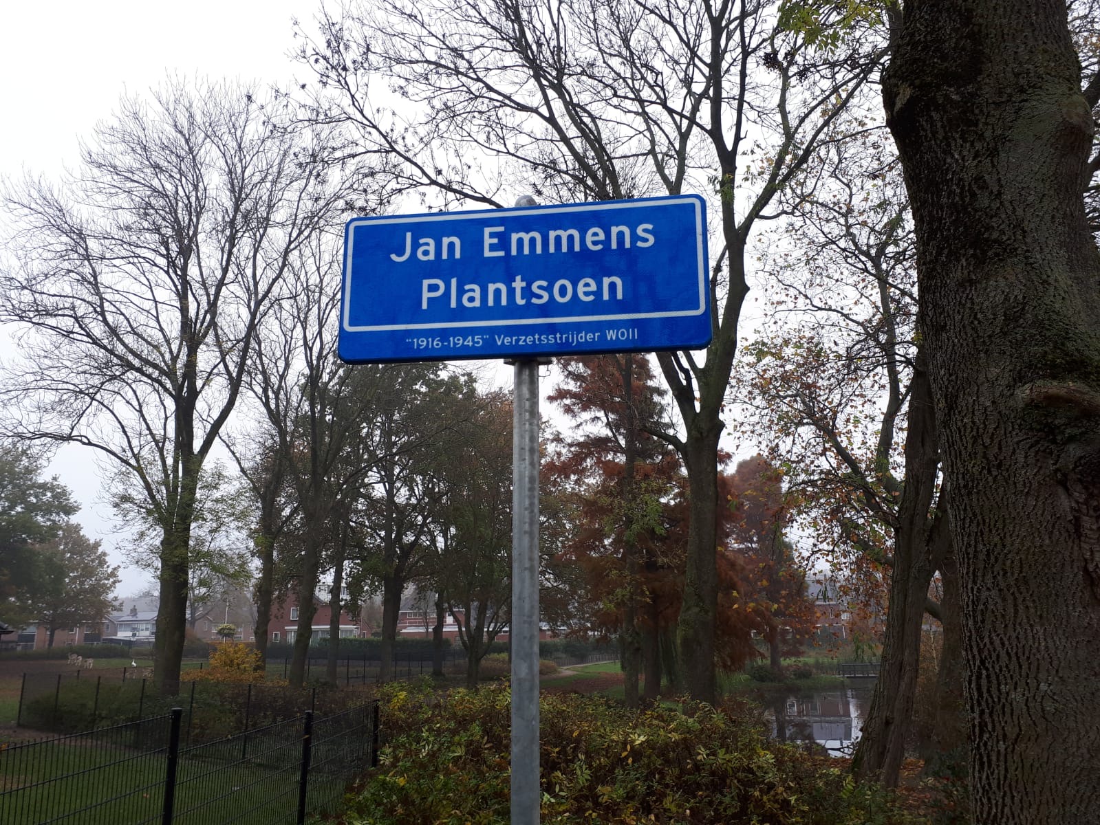 Het straatnaambord van het Jan Emmens Plantsoen