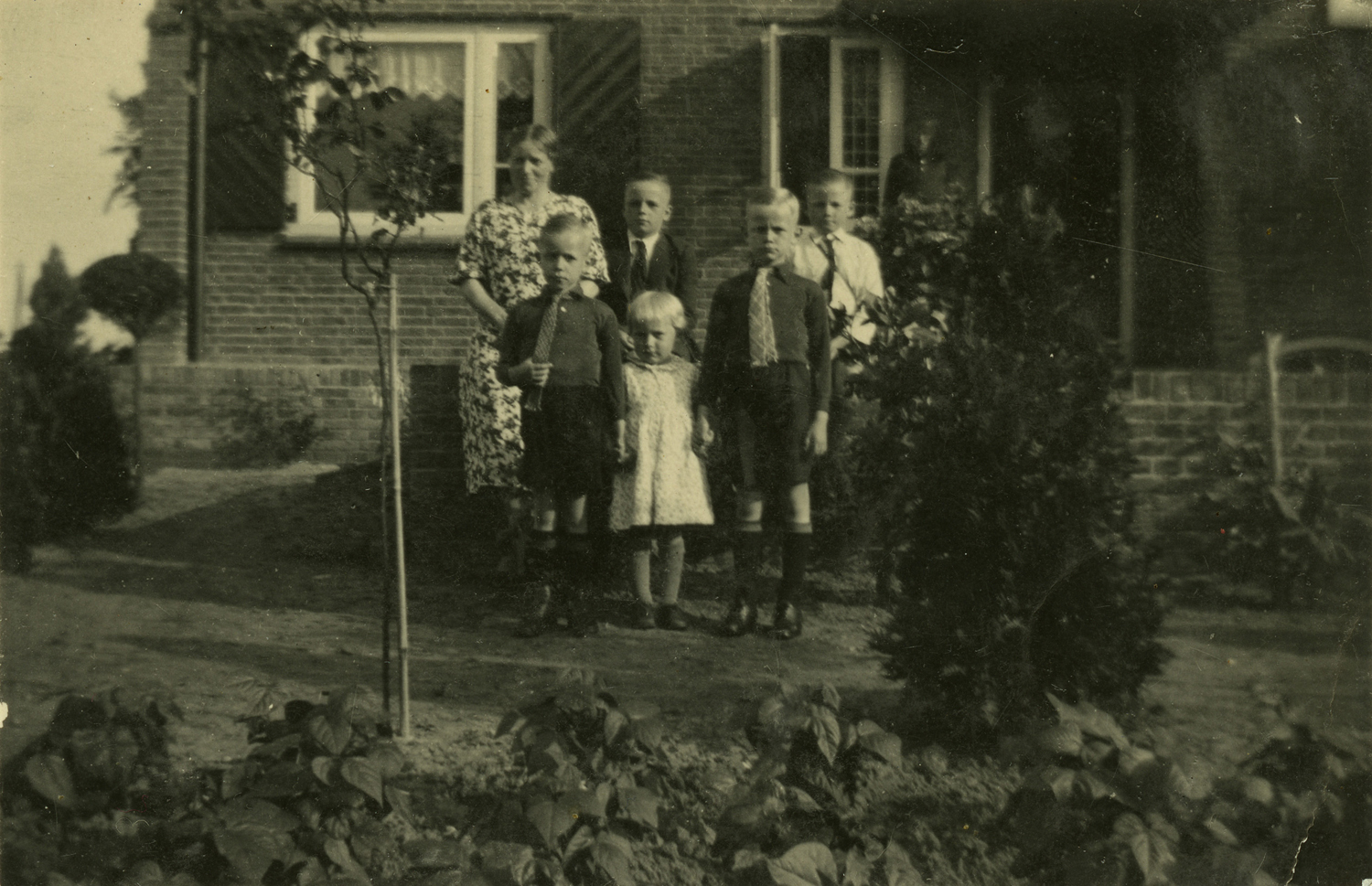 het gezin Feddes met vijf kinderen, vermoedelijk voor de woning naast de boerderij, waar opa woonde.