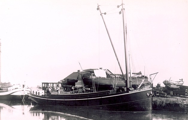 Scheepswerf Fikkers in Foxhol, met verschillende kleine schepen. Op de voorgrond in het water en op de achtergrond op het droge.