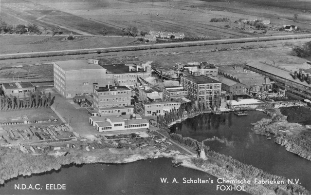 De fabriek van W.A. Scholten en haar bijgebouwen gezien vanuit vogelvluchtperspectief.