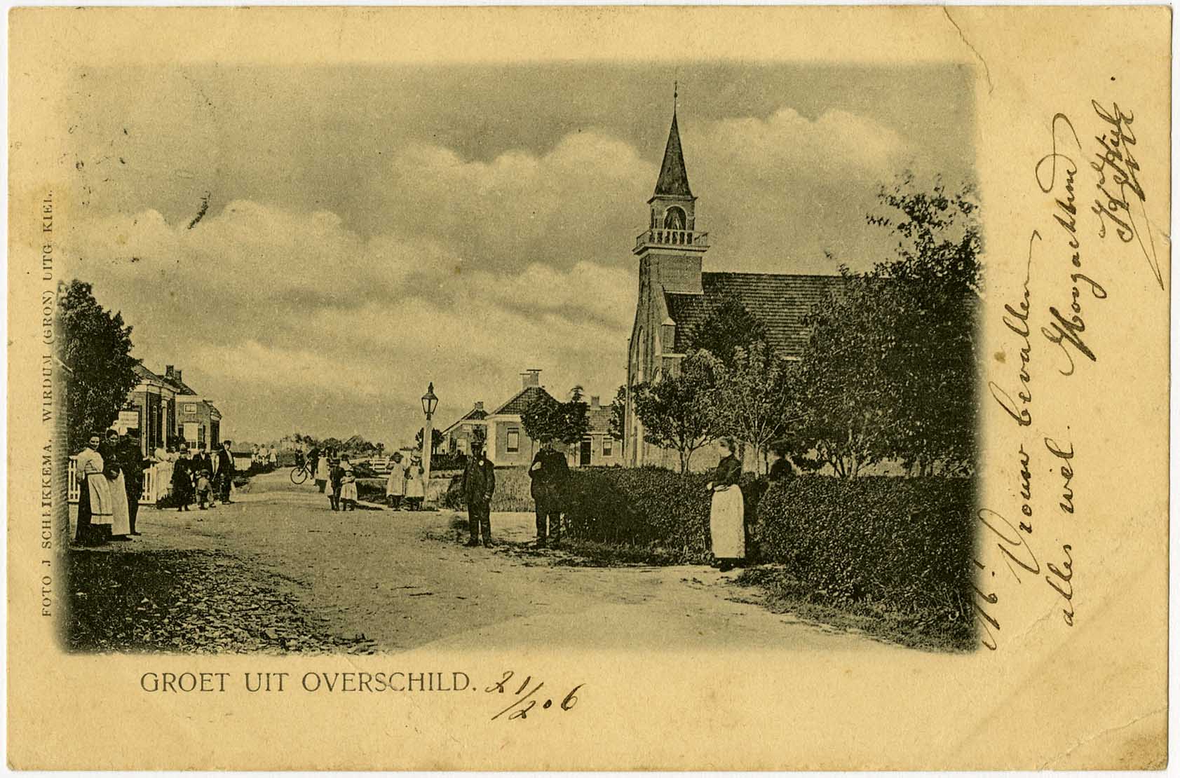 Oude kaart van Overschild met veel poserende inwoners en onder andere de kerk.
