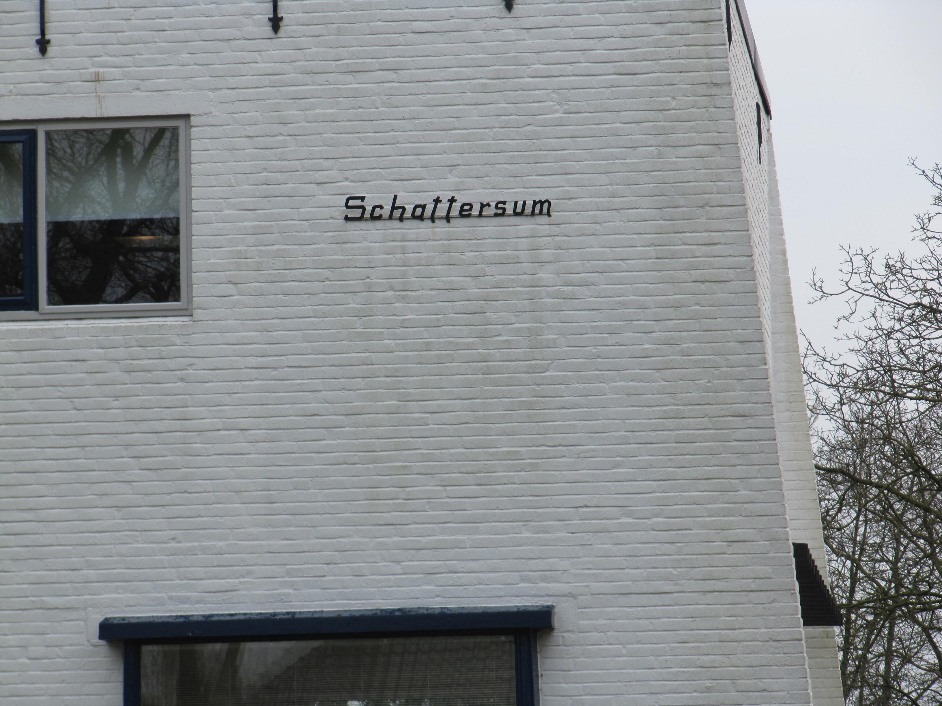Het woord Schattersum in metalen letters op de gevel van het nieuwe pand.