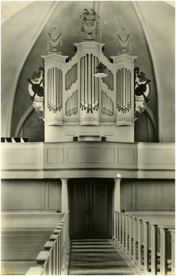 Het interieur van de kerk, met in het midden het orgel en links en rechts de kerkbanken.