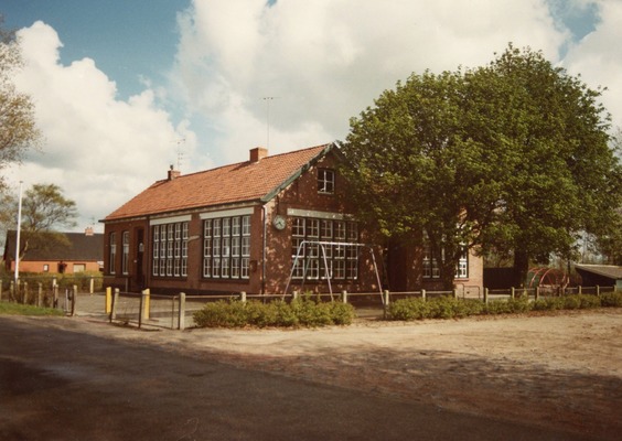 De voormalige openbare basisschool van Tjuchem met de prachtige hoge ramen.