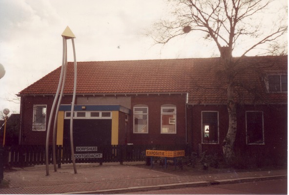 Close up van de voormalige lagere school, die op het moment van de foto al de functie van dorpshuis had.