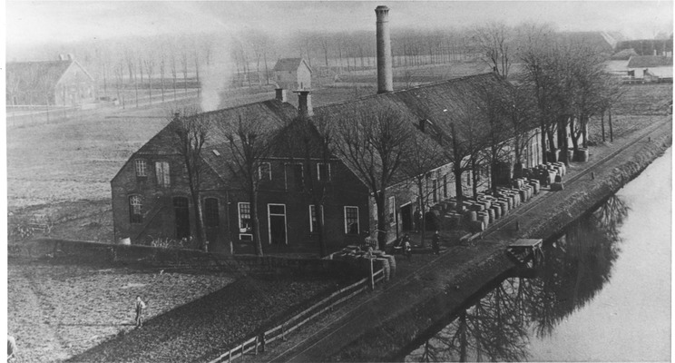 De gist- en spiritusfabriek van Calcar aan het Heveapad, gezien vanuit vogelvluchtperspectief, met rechts daarvan het Kieldiep. Op de achtergrond links de Kerkstraat met het 'diaconiehuis', en het in 1867 gebouwde gemeentelijke tolhuisje.