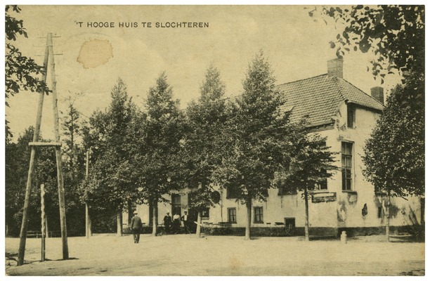 Het Hooge Huis in Slochteren met links de ouderwetse houten stroompaal.