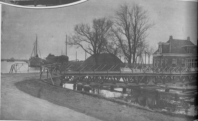 Waterhuizen in 1930. Op de voorgrond het water met een brug eroverheen. Rechts een van de huizen en links een schip in het water.